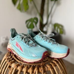 Women's Olympus 5 Trail Running Shoes In Light Blue (7M)